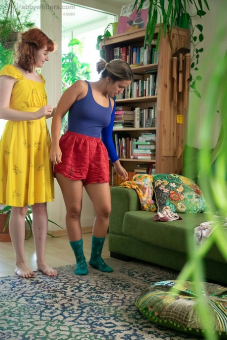 thick lesbians tribbing top img
